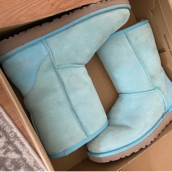 Authentic UGGS - Picture 2 of 6